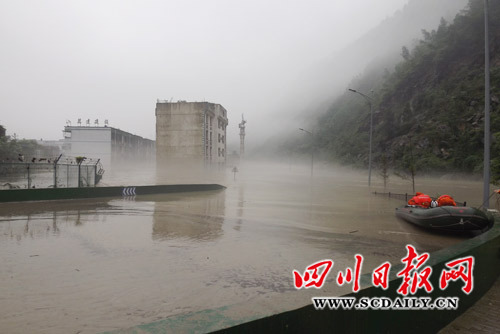 四川江油盘江大桥垮塌 目击者称约10辆车坠河