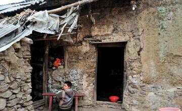 	
英媒探访国家级贫困县：房屋由土和砖建造
