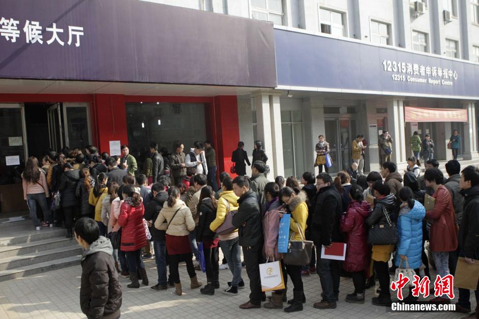 郑州民众申办公司工商局门口排队等候 现场堪