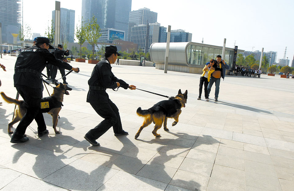 郑州高铁站举行反暴恐实战演练 千人参与(组图