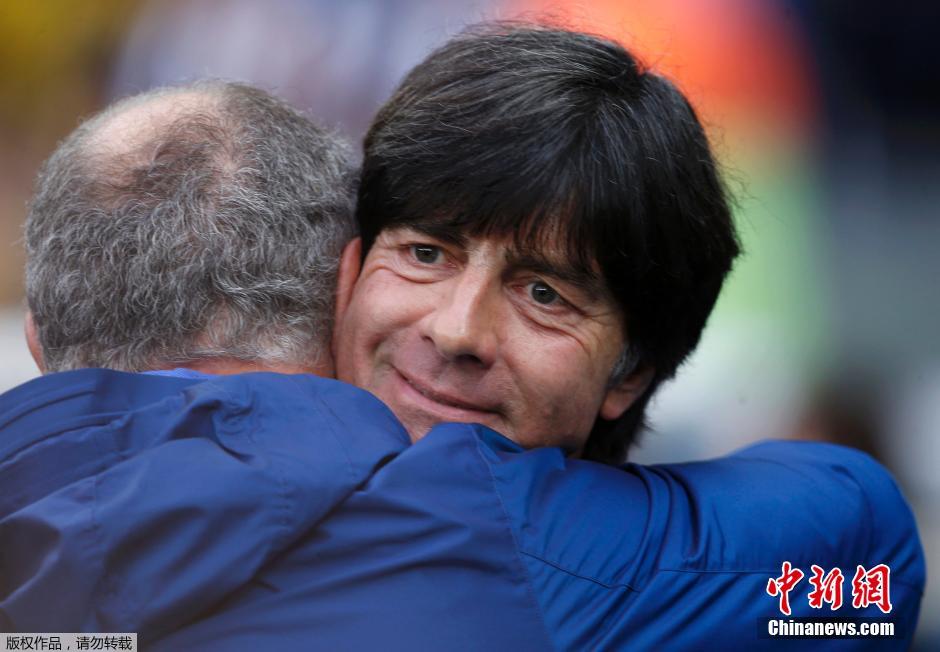 高清图:世界杯巴西队1-7惨败德国 球迷惊愕痛哭