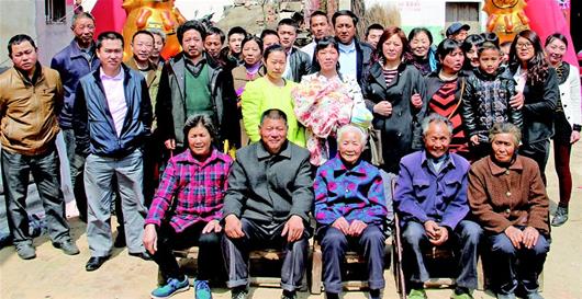 随州九旬寿星五代同堂 全家40多口人为她庆祝生日
