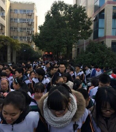 武汉49中发生火灾 一千多学生安全撤离_湖北频