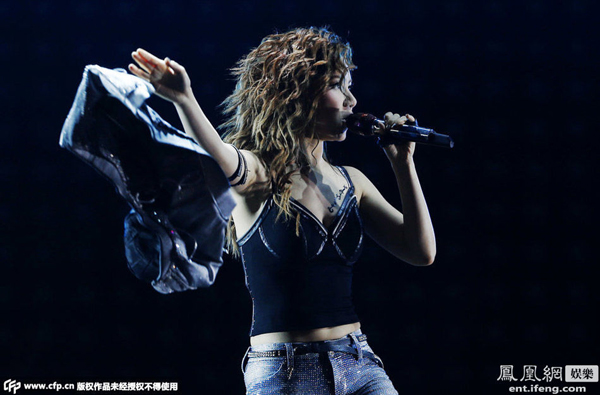 <em>邓紫棋</em>南昌开场 穿深V<em>胸衣</em>等造型百变_江西频