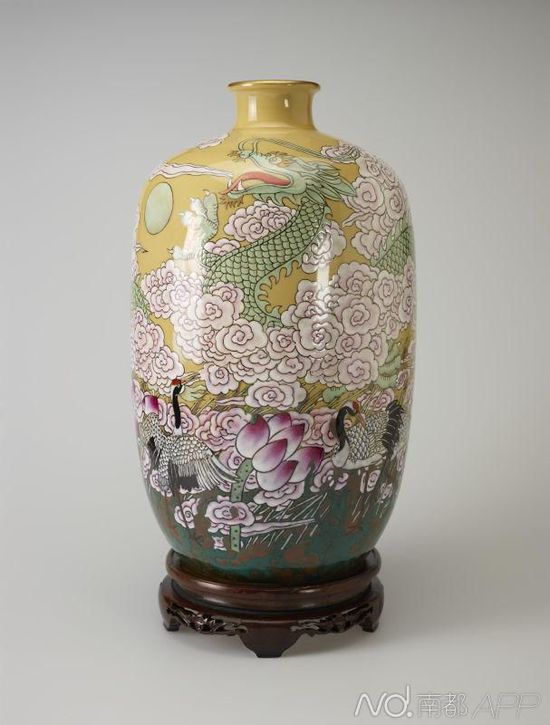 白金汉宫皇家藏品有景德镇现代瓷器 1个瓷瓶1