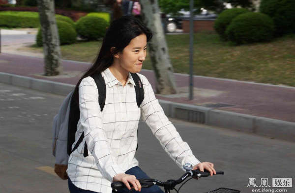 刘亦菲脚踩单车校园拍戏 穿学生装清纯可爱