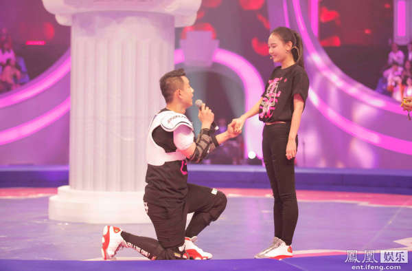 主持人李响单膝跪地求婚孙骁骁 女方飙泪点头(图)_海南频道_凤凰网