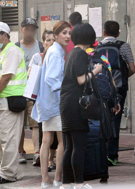 44岁 郑嘉颖 与90后 女友 约会 女方见镜头紧张咬