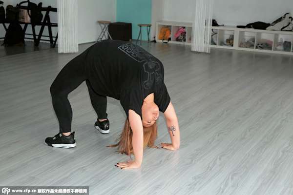 身条柔软的胖子!180斤郑欣宜席地做一字马(图)_海南频道_凤凰网