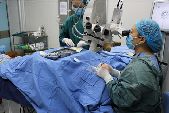 高度近视的治疗方法 更多人亲睐V4c晶体植入