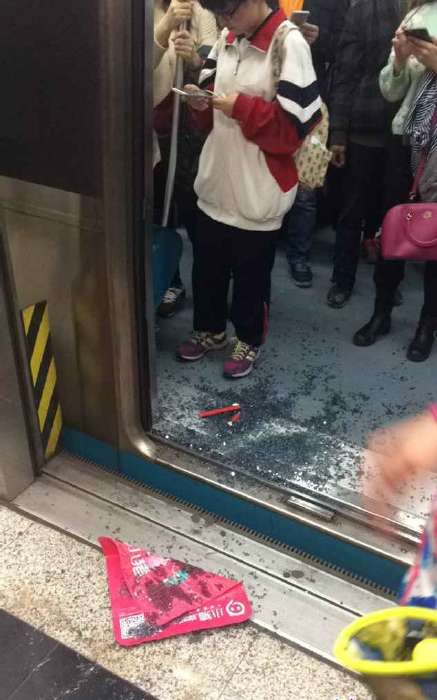 北京地铁10号线故障1个多小时 乘客砸窗逃离