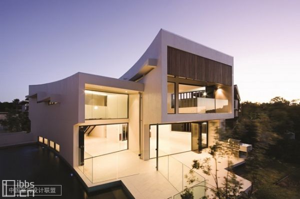 BVN Architecture 最近在澳大利亚昆士兰州努沙设计了这座极乐世界154 号住宅的建筑设计与室内设计。 该住宅是努沙岬住宅区发展建设项目中的其中一座。该项目包括189个住宅、公共娱乐场所(网球场、温泉疗养地、水中娱乐场所)和公园。此外在努沙海岸到维亚巴湖之间还有一个风景秀丽的自然保护区。此地丘陵起伏、风景如画,并生长有大量植物,在这里还能欣赏到远方日落海岸的景色。 这座住宅所在的场地非常好,场地从南部的街道到背部的公园之间略微有点坡度。住宅的墙壁采用轻柔的曲线式设计。外墙的墙面装修和内墙及天花