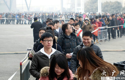 郑州招聘会现场排百米长龙 5万人入场求职