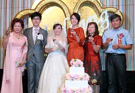 梁咏琪为粉丝婚礼证婚 送上三层蛋糕贺新人(图)