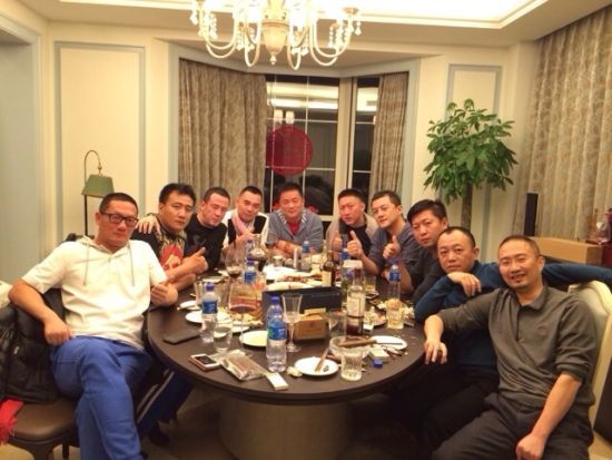 李亚鹏离婚后独自过节 约杨坤胡军饭叙