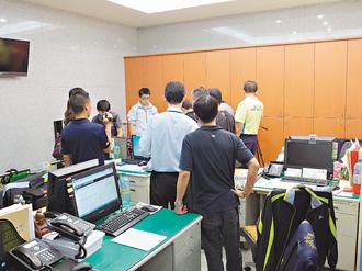 台北一警察收贿被逮当街撒20万赃款逃跑（图）