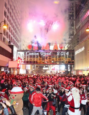 香港街头上演快闪舞20万人在维港两岸倒数迎圣诞