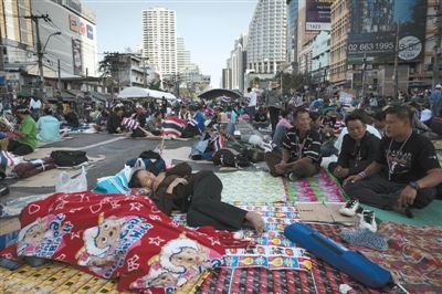 14日，曼谷，示威者在街头打地铺。