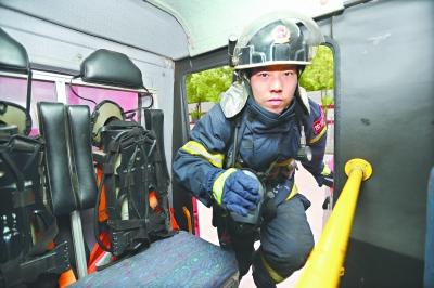 消防员抱喷火煤气罐被拍照被赞“抱火哥”(图)
