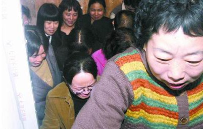 中国式挤电梯折射出的人间万象