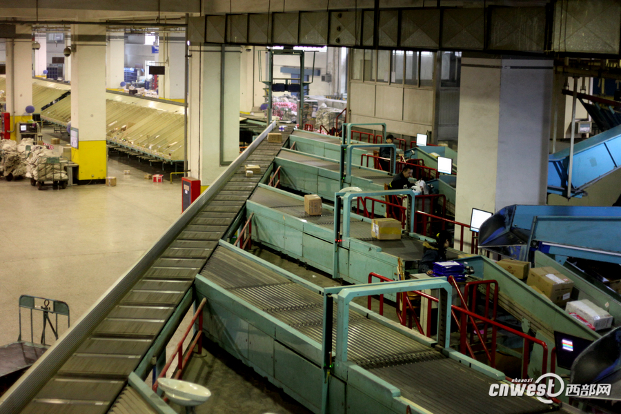 记者探访西安邮区中心局快递分拣过程