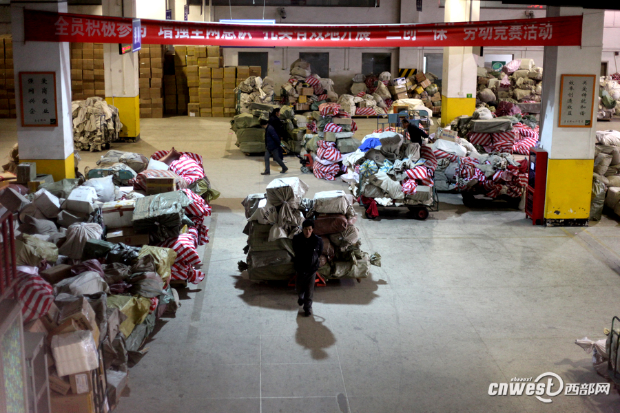 记者探访西安邮区中心局快递分拣过程