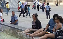 中国游客被曝在法国卢浮宫外水池泡脚