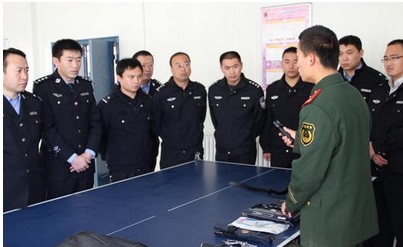吴堡县公安局就单警装备使用规范举行培训