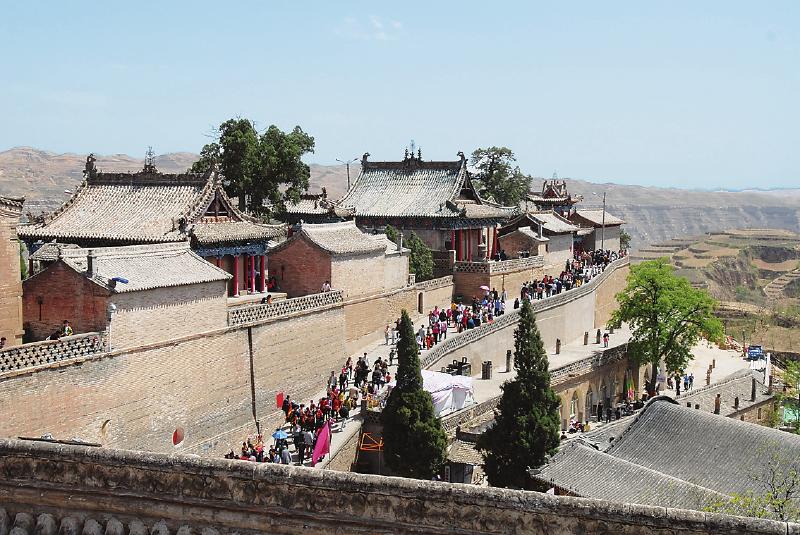 白云山旅游景区 正在启动建设的白云山旅游景区生态停车场项目位于白云山山门前的黄河岸边,东至黄河不足100米,总占地面积80亩,可容纳2000辆车,为二级生态型停车场,将建设小车停车区、大车停车区、电瓶车停车区以及厕所、观光长廊等。 白云山南北线上山公路是白云山景区的重要通道,北线公路从木场湾大桥至白云山广场、南线公路从白云山南山门至白云山广场,共计全长5.