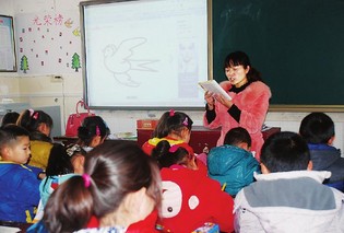 11月26日，子洲县实验小学三年级四班里，语文老师正在使用电子白板为孩子们授课。