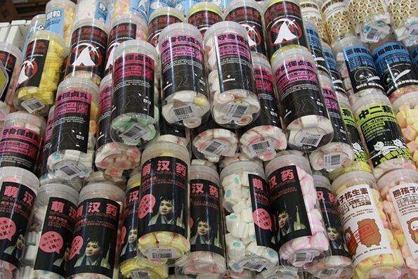 商场卖零食奇淫合欢散 儿童要家长解释这都是