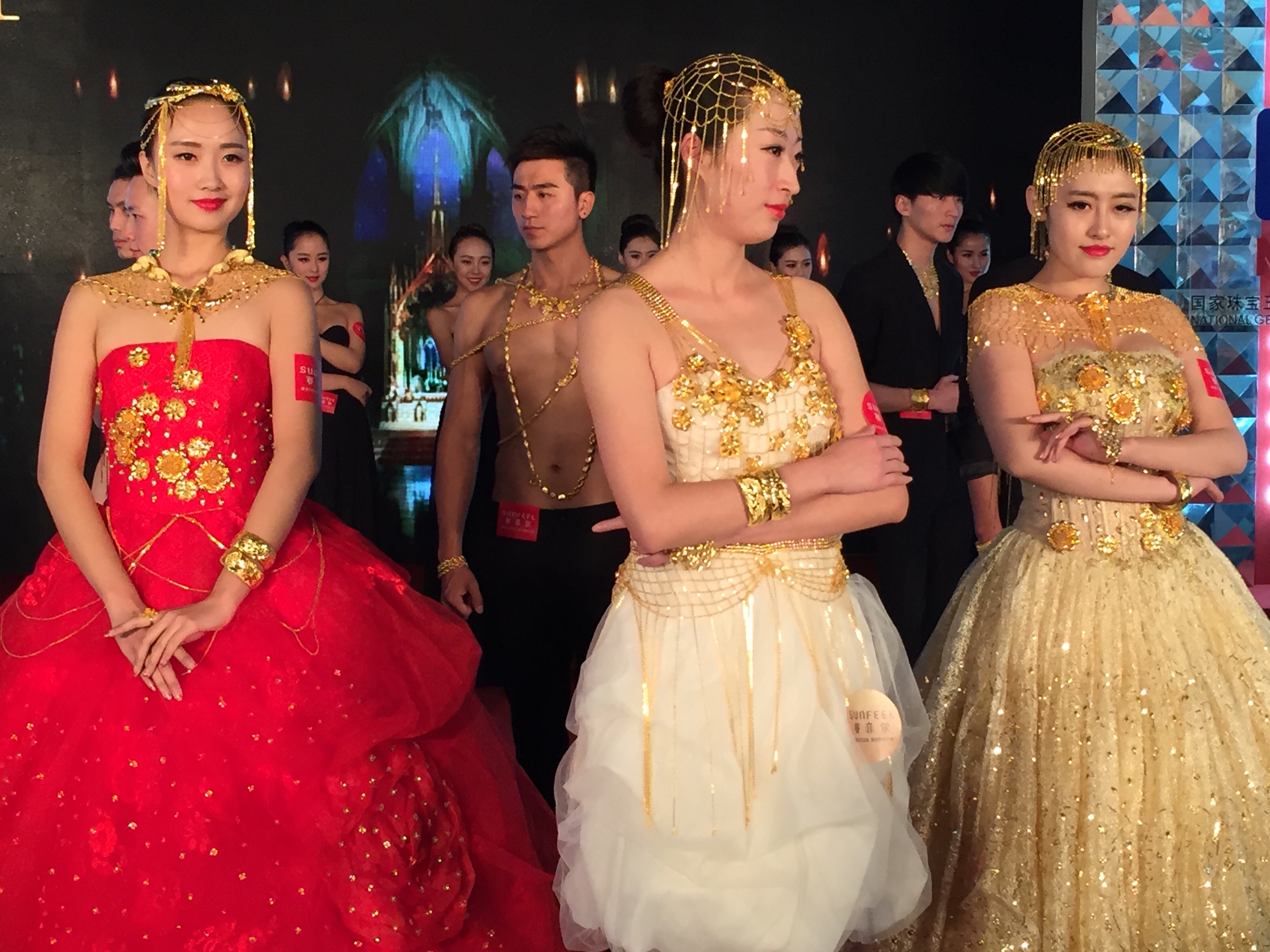 北京回收婚纱_旧衣服回收图片(3)