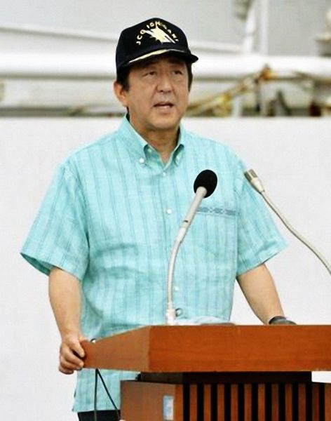 安倍7月17日上午登上日海保“石垣”号巡逻船，向工作人员训话。
据ANN电视台消息，鉴于中国海监船在钓鱼岛海域巡航成为常态，日本首相安倍晋三抵达离钓鱼岛较近的冲绳县石垣岛，视察负责海上警备的海上保安厅。
17日上午，安倍来到石垣岛、乘坐石垣号进行视察，并鼓励海上保安官称，“我决心站在大家的最前面坚决保卫国民的生命、财产以及我国领土、领海、领空。”
报道称，时任总理大臣访问石垣岛，继上次的佐藤政权到访已时隔48年。安倍晋三还将赴宫古岛视察航空自卫队。（贾文婷) 图片来源：人民网