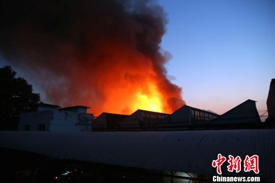 5月4日18时许，德州运河开发区一棉纺厂发生火灾，图为着火现场。