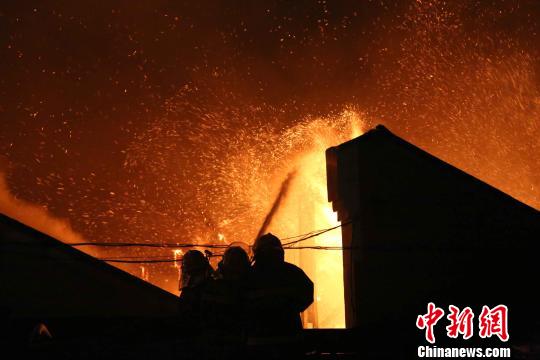 5月4日18时许，德州运河开发区一棉纺厂发生火灾，图为消防员救火现场。