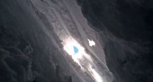 美男子挑战喜马拉雅山坠入冰缝 单手顽强爬出求生(组图)_山东频道_凤凰网