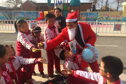 曹范镇吕家小学举行圣诞系列活动 营造学英语