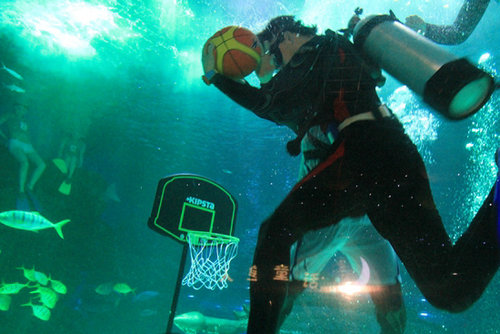 海底打篮球 户外打水仗 极地成市民避暑乐园
