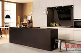 瑞典品牌Marbodal打造高端厨房，把迷人的设计风格和高功能性相互融合。任何一款厨房都可以用于社交和准备膳食。功能包括高档家用电器，充足的储蓄柜以及精美的设计细节。（实习编辑何丽晴）