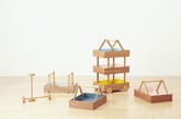 日本建筑工作室 TORAFU 和品牌伊千呂（ICHIRO）合作，完成了这个三层储物柜“koloro-wagon”。它并非固定不动，而是像购物车一样可以推着走，三层储物盒也像提篮一样可以分离携带。孩子的玩具、母亲的布艺材料、父亲的文件夹都可以存放在这里，koloro-wagon 能满足不同家庭成员的需求。（实习编辑：容少晖）