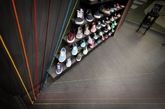 Modelina Architekci 为波兰这家仓储式运动鞋商店做店铺设计时，首先想到了鞋带。于是，他们在空间内布置了多根不同颜色的软绳，它们像光线一样，连接不断地从墙上“反射”到地面。简单的装修一下让室内气氛变得活泼，暗灰色的墙壁和货架则让各品牌的运动鞋更加显眼。
（实习编辑：容少晖）