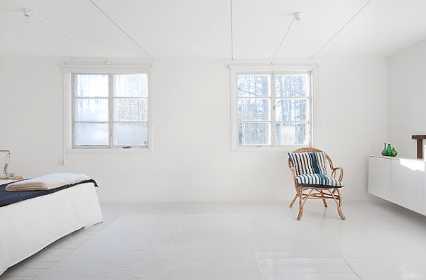 走进白色瑞典乡村别墅 漆白地板营造宁静气氛