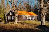 坐落瑞典海边的这个白色的乡村别墅，有着105平方米的美丽，有一个美丽明亮的橘黄色的屋顶，围绕着它的华丽高大的树木和宁静的水，景观优美惊人。无数的窗户令整个空间看起来更明亮，漆白的地板营造出一种轻松惬意的家居感，奠定了整间房子的白色基调，构成了一个美丽的家。（实习编辑：容少晖）