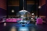 Bathsphere是俄罗斯工业设计师Alexander Zhukovsky带来的华丽概念，它是一个悬吊式的玻璃球体透明浴缸，提供独一无二的卫浴体验 。既然是概念 ，自然难免天马行空，在设想中，设计师就为这个沐浴球添加了许多的小玩意：比如它可以模拟如下雨般的沐浴 、并允许你自由调节或设置球体内的温度 、湿度、光照、声音、甚至气味，从而创建一个舒缓放松的自在环境。（实习编辑：容少晖）