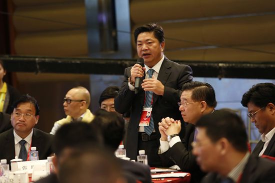左右沙发黄华坤出席2015博鳌亚洲论坛民营企业家圆桌论坛并发表主题演讲