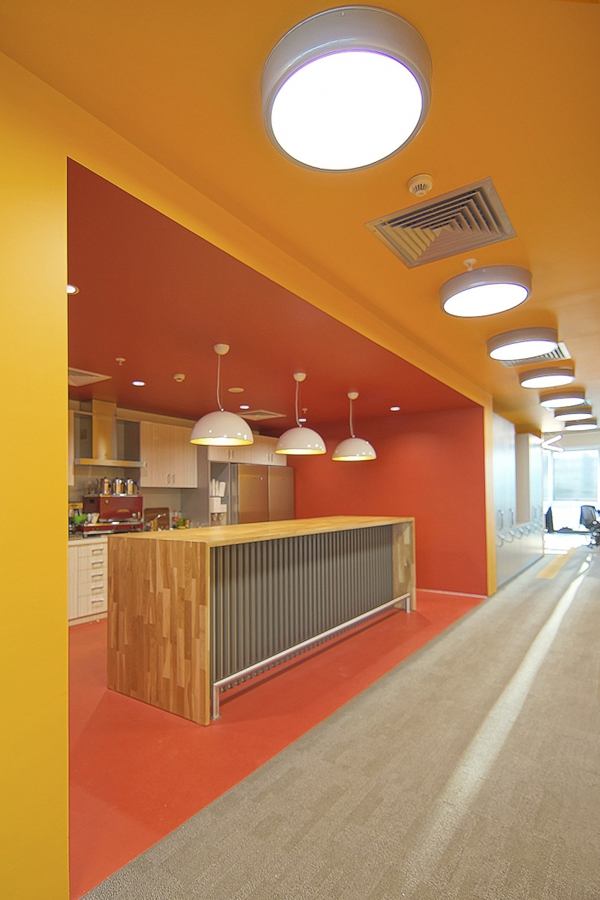土耳其MetGlobal在线旅行公司充满活力的办公空间设计，赤橙黄绿青蓝紫，想看到的色彩应有尽有，渐变且明丽。这样的办公室，你想入驻嘛？