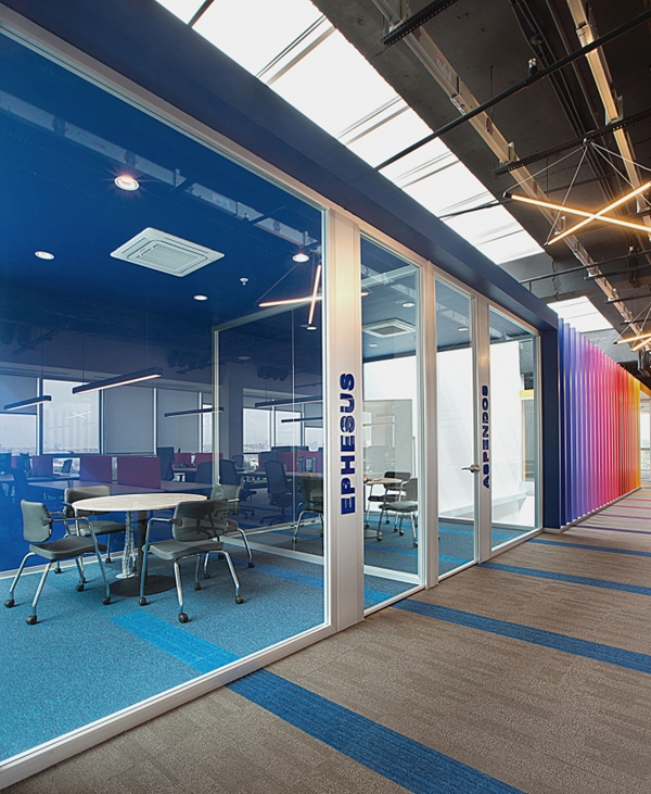 土耳其MetGlobal在线旅行公司充满活力的办公空间设计，赤橙黄绿青蓝紫，想看到的色彩应有尽有，渐变且明丽。这样的办公室，你想入驻嘛？