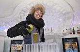 加拿大魁北克省一座冰雪酒店的工作人员正在准备饮料（2月6日摄）。新华社发 宋伟仁摄 （实习编辑：刘嘉炜）