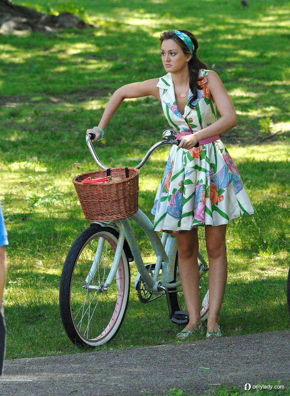 单车少女正当红拉风出街演绎时尚姿态