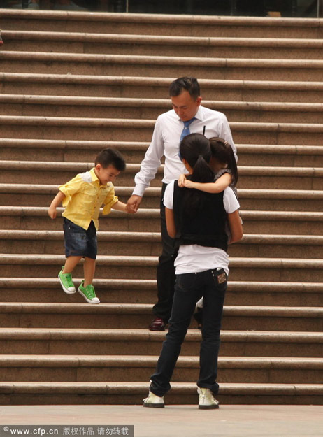 刘涛与老公王珂恩爱外出 一家四口晒幸福[高清大图]